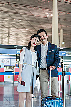 年轻情侣在机场