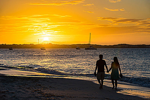 情侣,享受,日落,优雅,湾,海滩,普罗维登西亚莱斯岛,特克斯和凯科斯群岛