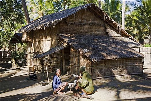 缅甸,若开邦,竹子,房子,乡村,物主,老年夫妇,早晨,食物,户外
