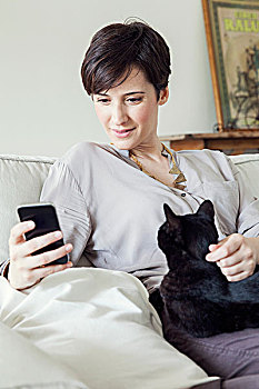 坐,女人,沙发,猫,智能手机