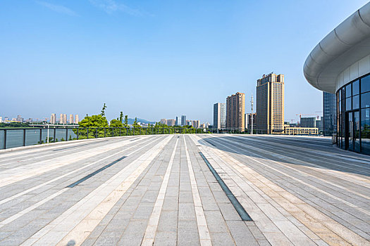 空旷广场与城市天际线