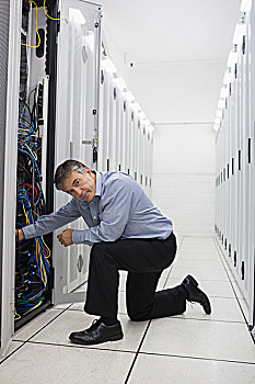 技术人员,跪着,修理,服务器,容器,数据,中心