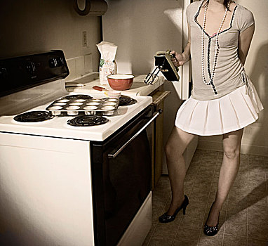 女人,超短裙,站立,炉子,拿着,打蛋器