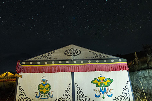 西藏雅鲁藏布江峡谷的星空