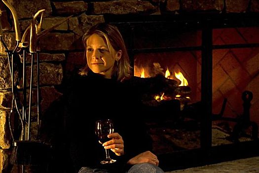 中年,女人,拿着,葡萄酒杯,正面,壁炉