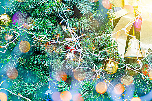 挂满礼物的圣诞树