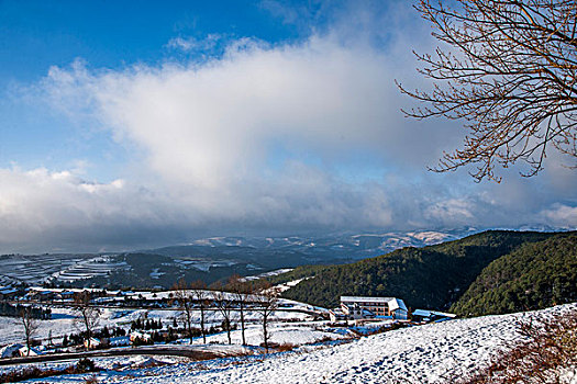 云南东川雪后红土地