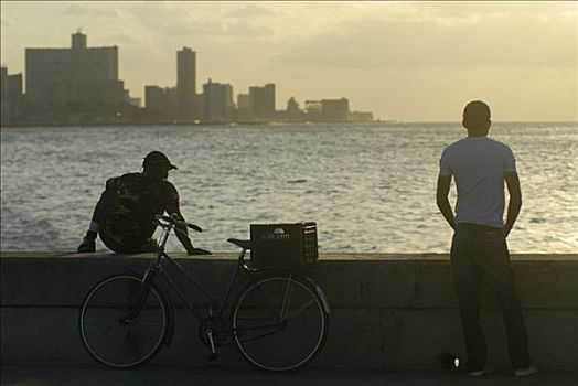 两个男人,自行车,日落,哈瓦那,古巴