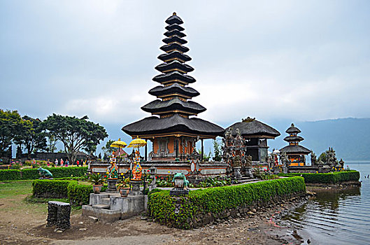 巴厘岛,印度教,庙宇,传统建筑,高,塔,层次,屋顶,山谷,岸边,布拉坦湖