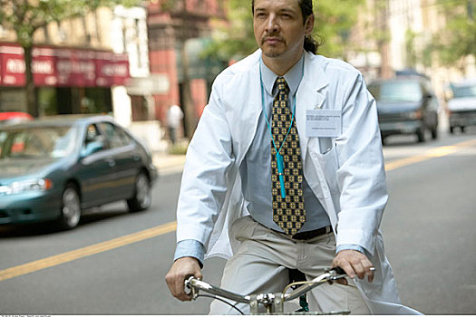 医生,骑自行车