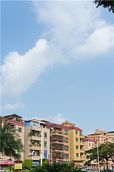 户外拍摄蓝天白云下的城中村