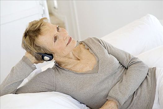 老年,女人,躺着,床,听歌,耳机