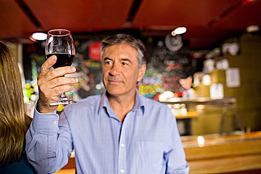 男人,灰发,喝,葡萄酒,酒吧