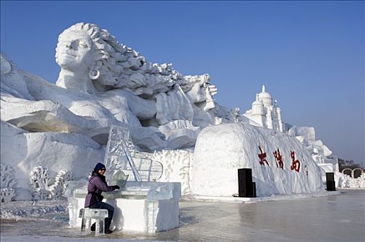 中国,东北,黑龙江,哈尔滨,冰雪,雕塑,节日,太阳,岛屿,公园,游客,玩,冰,钢琴,正面,巨大,雪