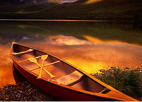 独木舟,岸边,湖,冰川国家公园,蒙大拿,美国