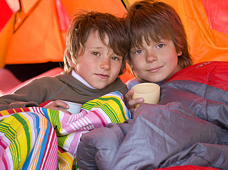 肖像,两个男孩,坐,帐蓬,睡袋