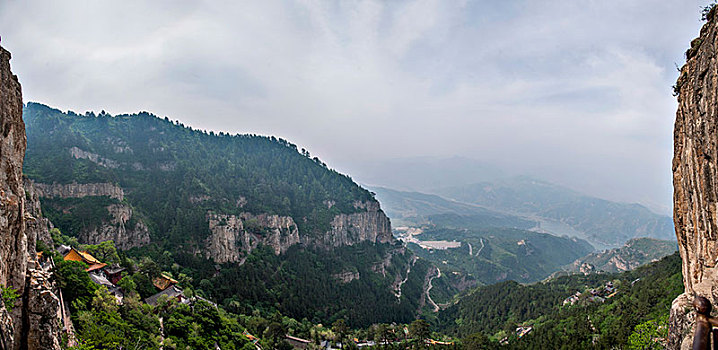 北岳恒山藏于群山间的大大小小的各式寺院庙宇