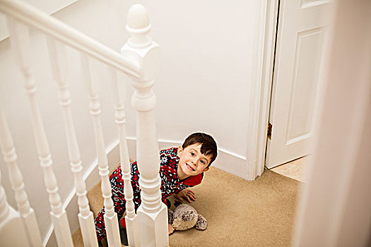 男孩,坐,楼梯,仰视,微笑