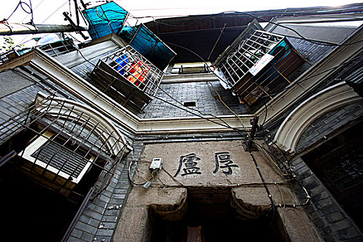重庆山城步行道旁的历史建筑