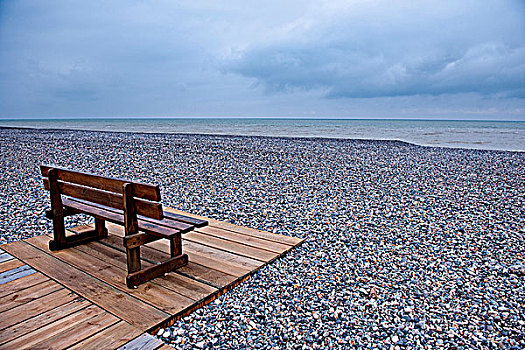 木制长椅,鹅卵石,海滩,多云天气