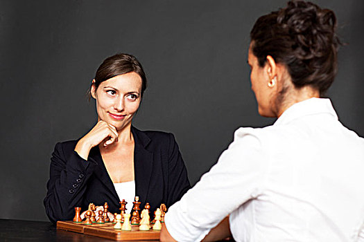 两个女人,玩,下棋,一个,女人,微笑