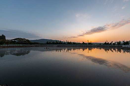 云南浪巴铺土林日出