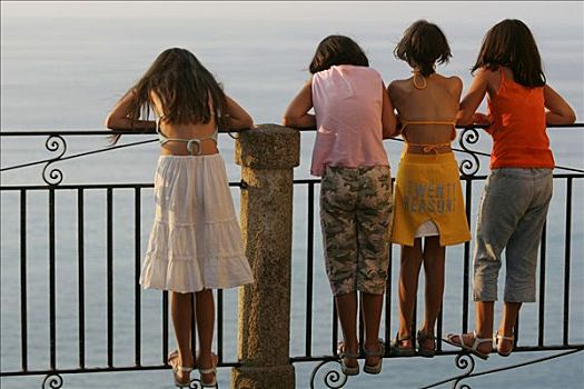 四个,女孩,倚靠,栏杆,看,卡拉布里亚,意大利