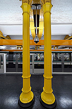 欧洲,法国,巴黎,竖图,风景,车站,里昂火车站,地铁,两个,黄色,金属,柱子