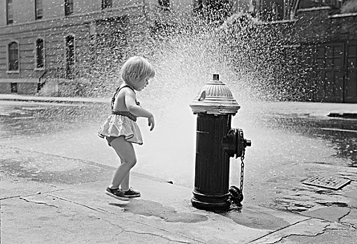 小女孩,降温,消防栓,街上