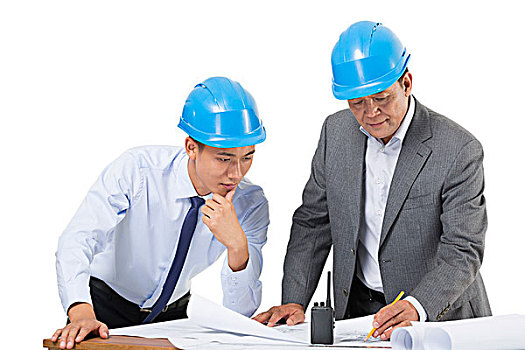 建筑工程师和设计师研究图纸