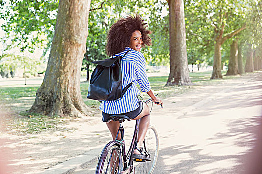头像,微笑,女人,非洲式发型,骑自行车,公园