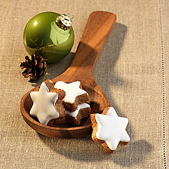 肉桂星,木勺,圣诞装饰