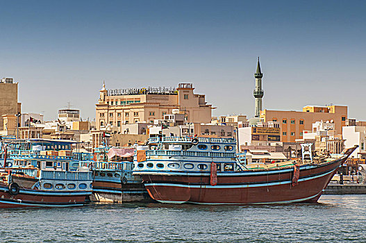老,木质,独桅三角帆船,停泊,迪拜河,现代建筑,背景,迪拜,阿联酋