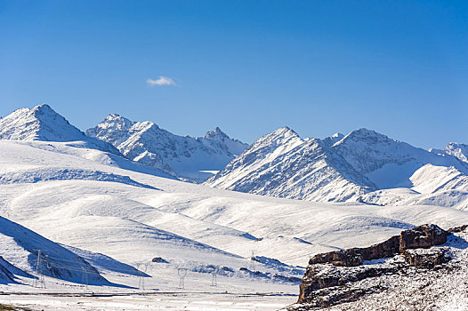 中国新疆雪山高山风光