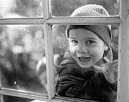小,男孩,笑,向窗外看