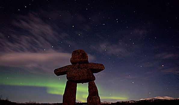因纽特人,石头,男人,因纽石刻,地标,累石堆,北方,极光,北极光,绿色,靠近,育空地区,加拿大