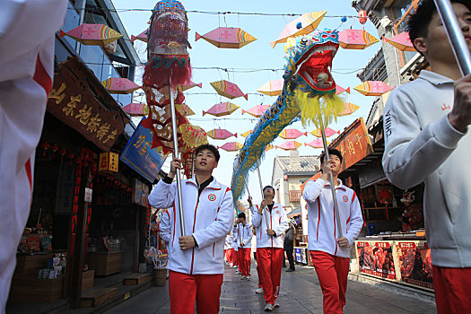 山东省日照市,二月二龙腾狮跃,旅游小镇人潮涌动