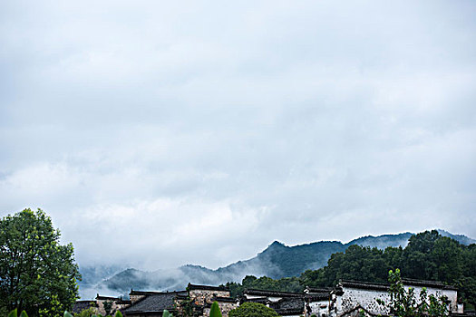 云雾缭绕画里乡村