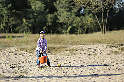 海边玩沙子的孩子