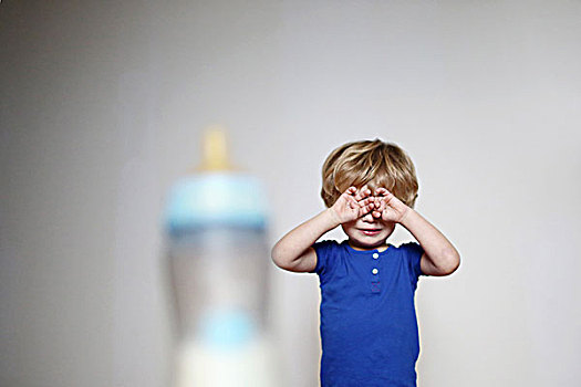 2岁,小男孩,哭,正面,奶瓶