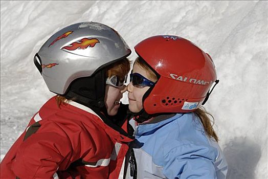 两个孩子,穿,头盔,滑雪
