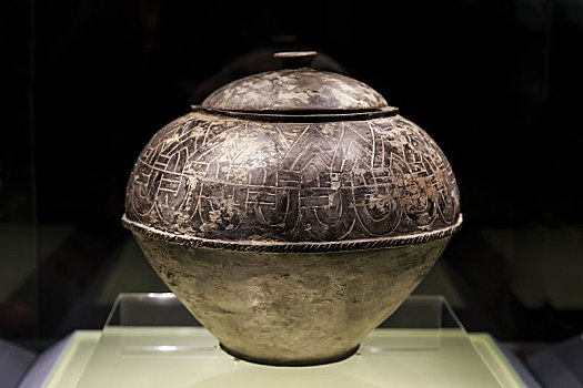 上海博物馆藏崧泽文化黑陶刻纹盖罐