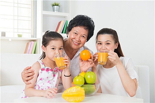 亚洲家庭,喝,橙汁