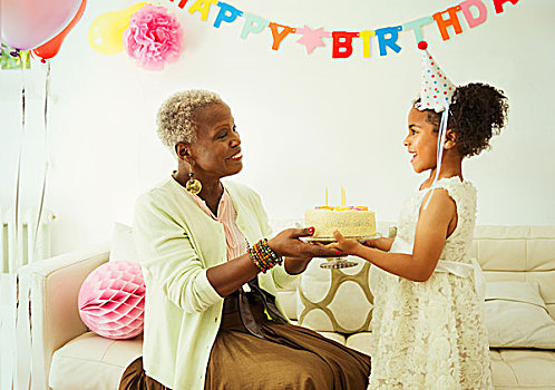 祖母,孙女,拿着,蛋糕,生日派对