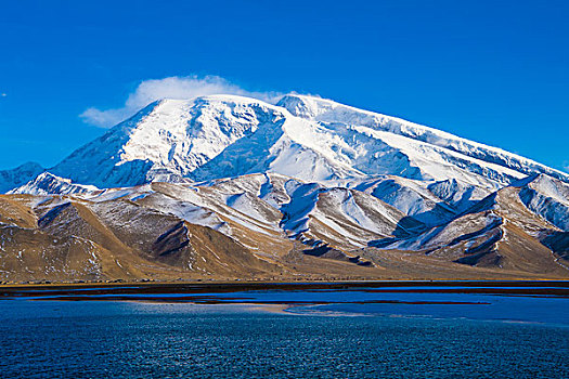 新疆,雪山,湖泊,蓝天