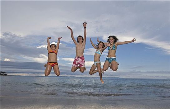 四个孩子,跳跃,喜悦,海滩,印度尼西亚,亚洲