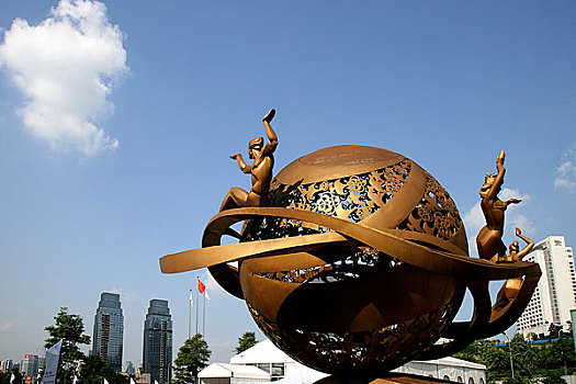 重庆南坪国际会展中心广场前的,和平,交流,发展,不锈钢雕塑