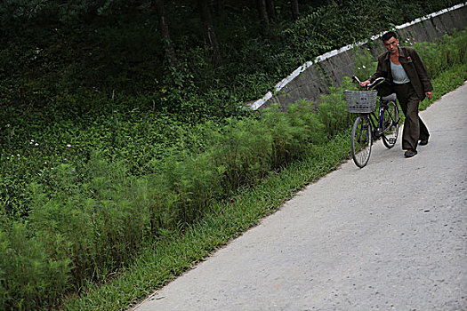 朝鲜人喜欢骑自行车出行成了名副其实的自行车王国