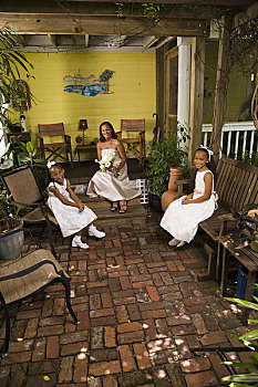 肖像,高兴,美国黑人,新娘,坐,户外,内庭,花,女孩,结婚日,背景聚焦