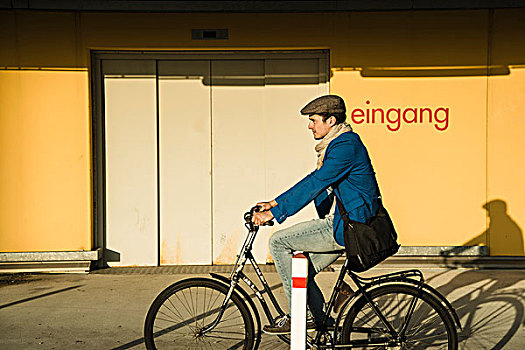 男青年,骑自行车,城市街道